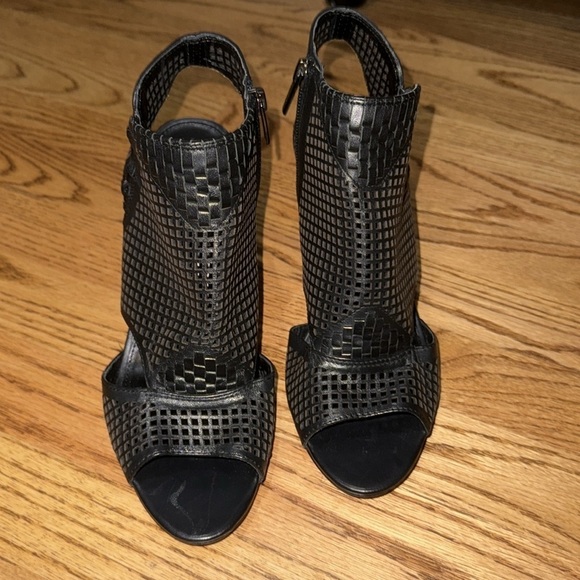 NWOT Vince Camuto open toe heeled sandals 9.5 black - Picture 1 of 3